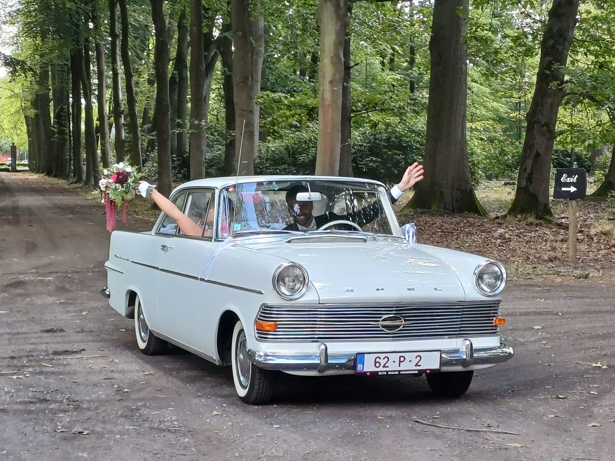 De ceremoniewagen in de bomenlaan